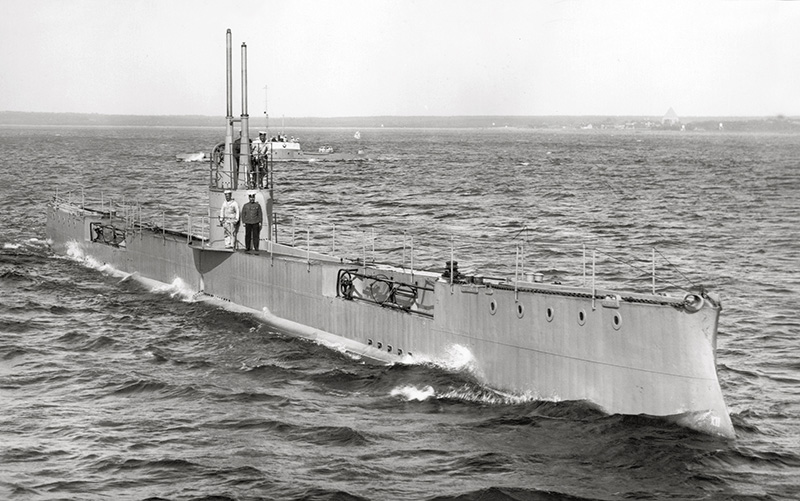 "Акула" 1912 год, на заднем плане ПЛ "Аллигатор"