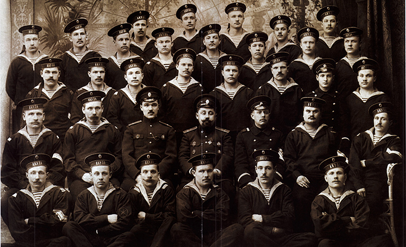 Общий снимок экипажа подводной лодки "Акула". Конец 1914 года. Где-то здесь есть и Тарас Никифоров.