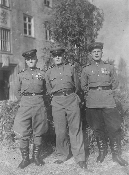Владимиров И.В. (слева) с сослуживцами